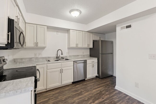 Building Photo - Updated 2-bedroom, 1.5-bath townhome in Winston-Salem