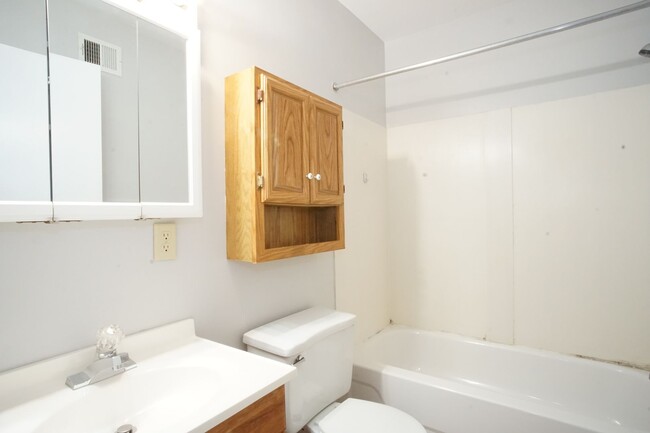 Building Photo - 3 Bed/2 Bath Townhouse. On Bus Route to Ca...