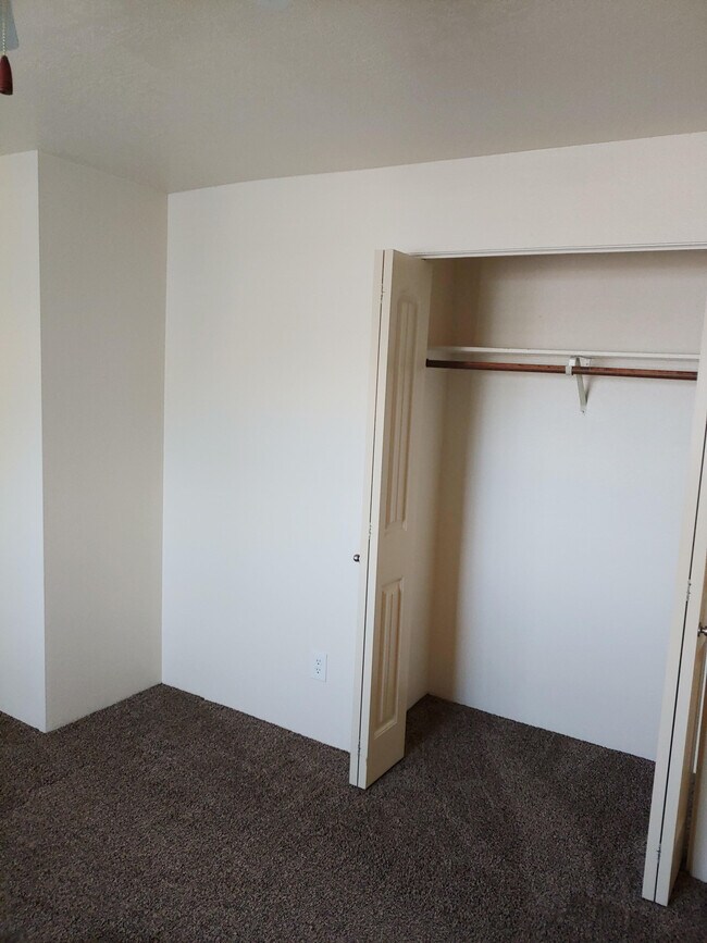 Building Photo - 823 S Cole Rd