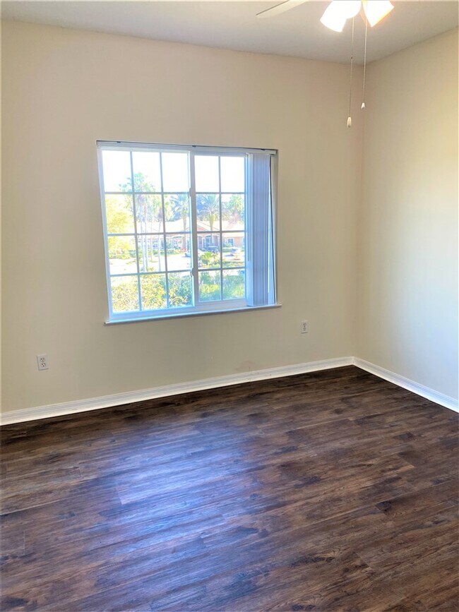 Building Photo - 625 Fairway Dr