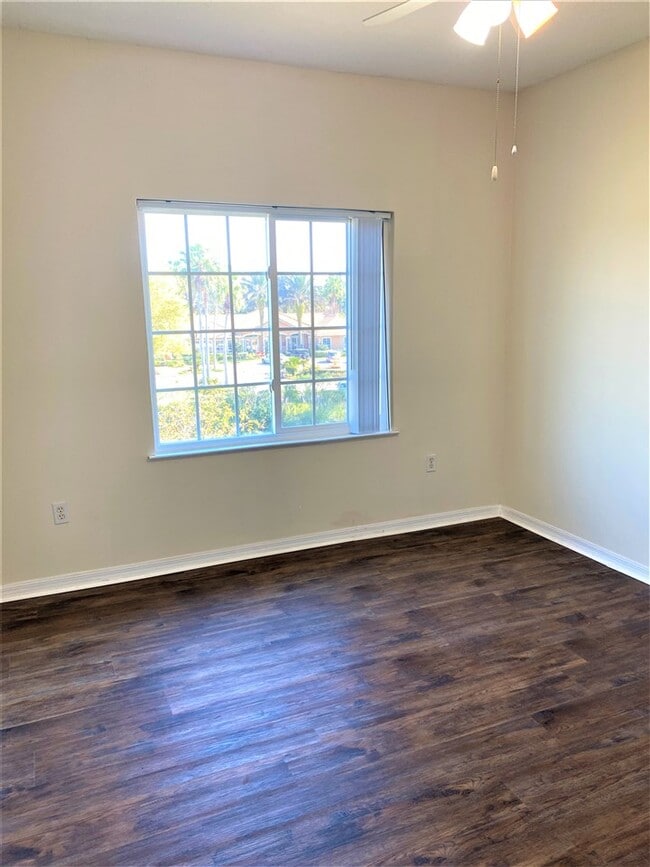 Building Photo - 625 Fairway Dr