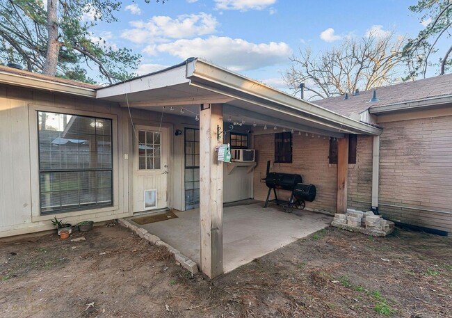 Building Photo - Large Den with Fireplace...