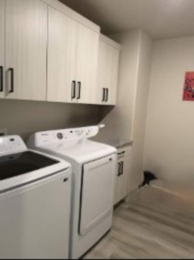 Building Photo - Beautiful 3 Bed/2.5 Bath Townhome For Rent!