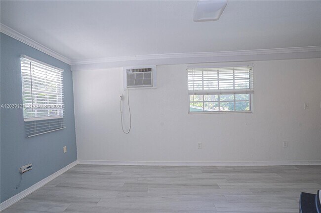 Building Photo - 16990 NE 5th Ct