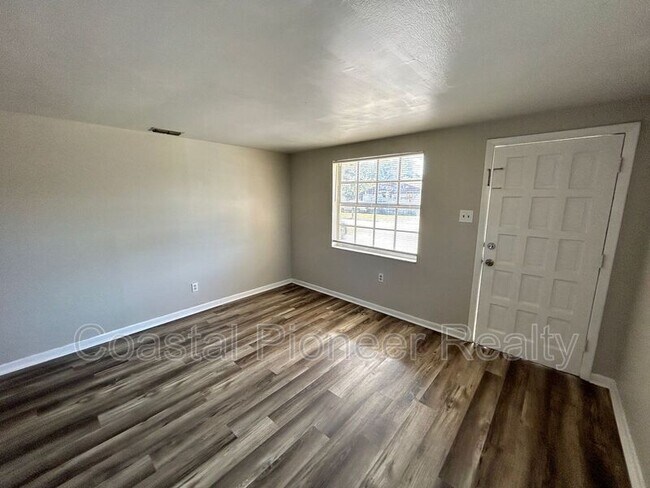 Building Photo - 1016 E Seneca Ave