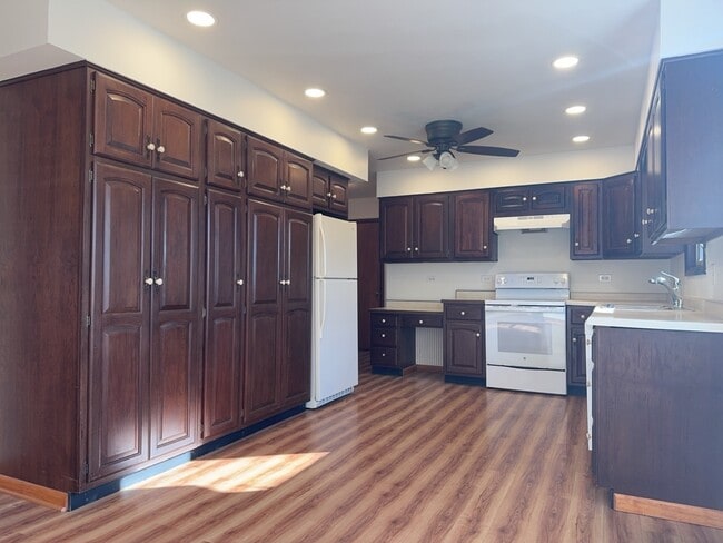 Building Photo - 580 N State St