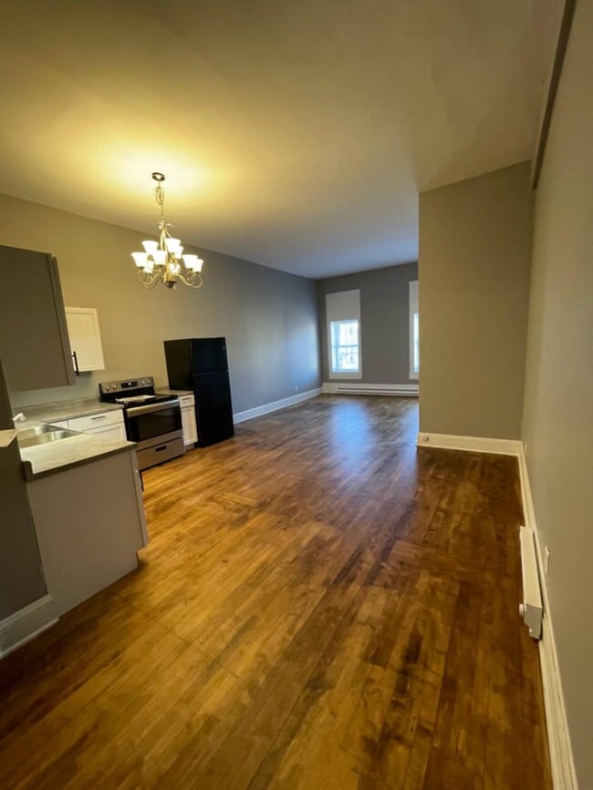 Building Photo - 19 W Central St