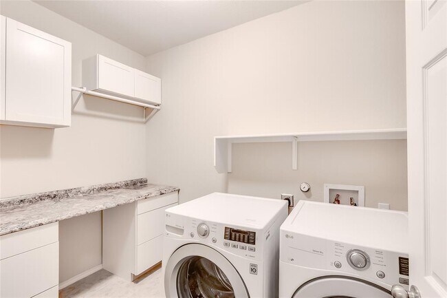 Building Photo - 216 Golden Butterfly Dr