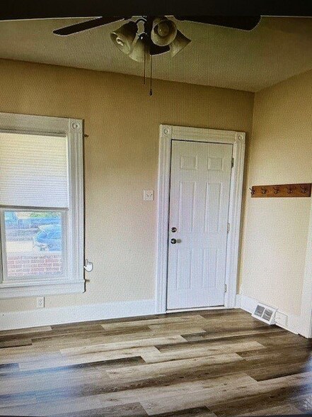 Building Photo - 423 S 2nd St