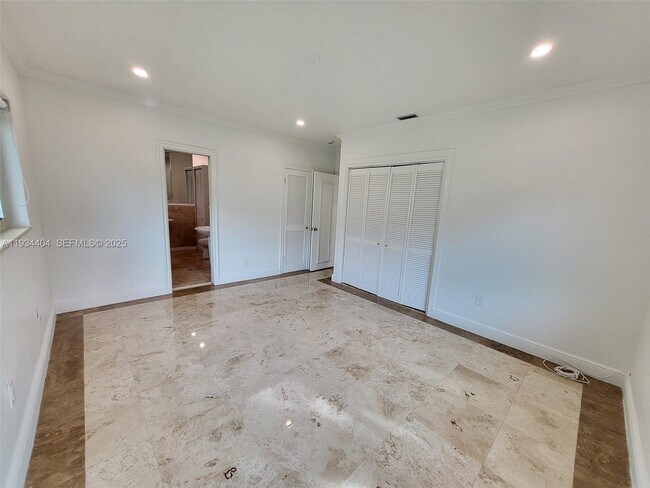 Building Photo - 825 Cremona Ave