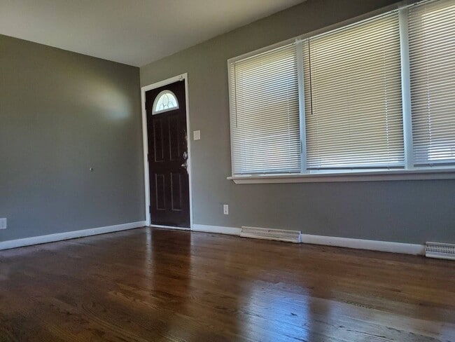 Building Photo - 3 Bedroom 2 Bath Single Family Home!  Gara...
