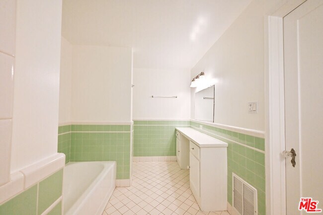 Building Photo - 361 N Mansfield Ave