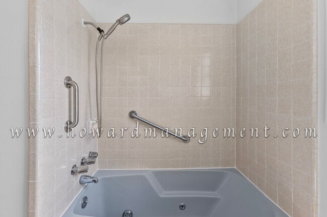 Building Photo - Cozy, Well Kept 3 Bedroom Home, Laundry & ...