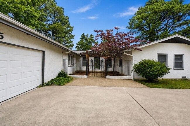 Building Photo - 315 E Fairway Ln