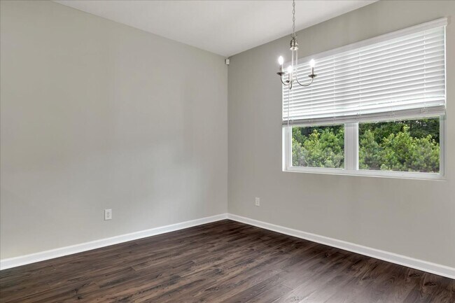 Building Photo - MOVE IN READY