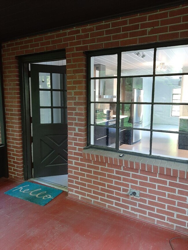 Building Photo - Ranch Home in Newton