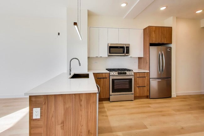 Building Photo - 1950 W Lawrence Ave