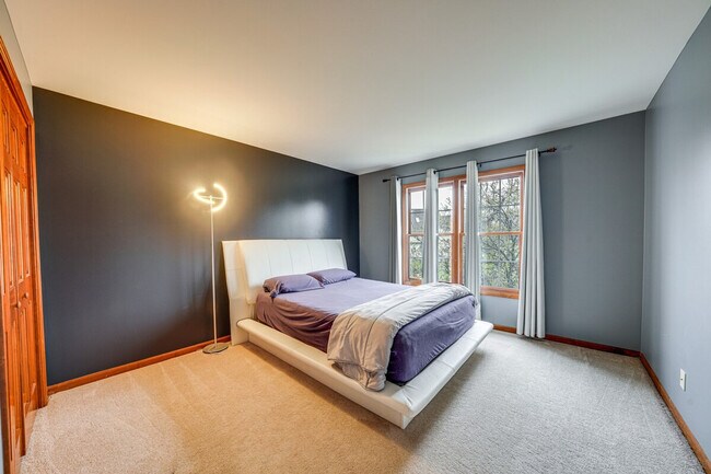 Building Photo - 3423 Goldfinch Dr