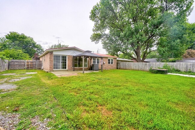Building Photo - Updated 3-Bedroom Home with Spacious Backy...