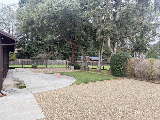 Building Photo - 2150 Vineyard Rd