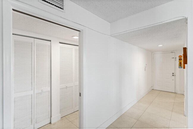 Building Photo - 16051 Blatt Blvd