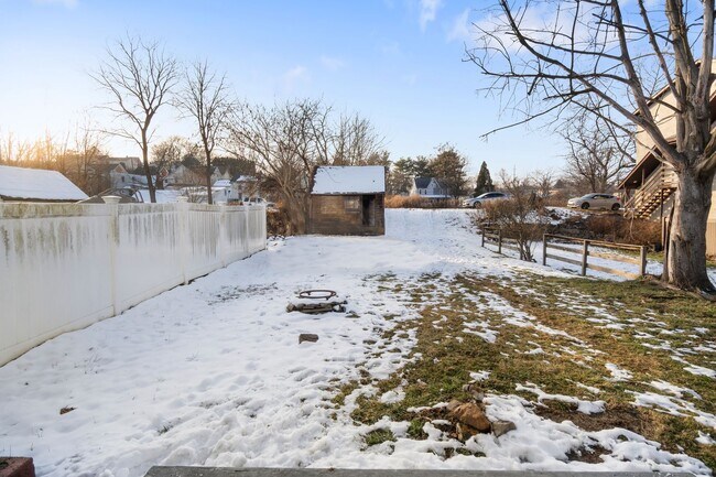 Building Photo - 458 Main St