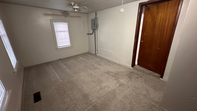 Building Photo - $895 - 3 bed 1 bath - Single Family Home