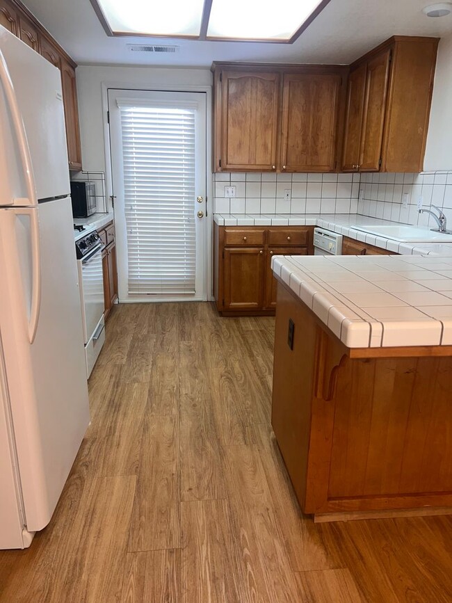 Building Photo - 3829