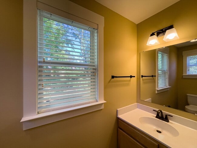 Building Photo - Charming Three-Bedroom Cottage in Oakley