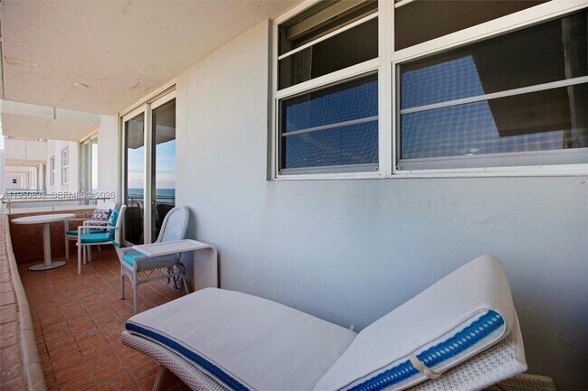 Building Photo - 465 Ocean Dr