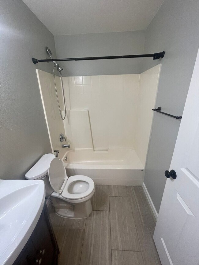 Building Photo - Spacious 4 Bedroom Home for Rent in Lake S...