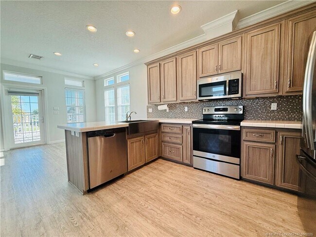 Building Photo - 252 NE Ebbtide Way