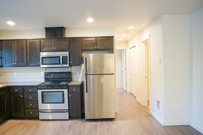 Building Photo - Contemporary Top-Floor Corner 2 Bedroom w/...