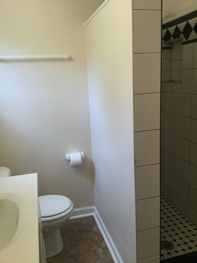 Building Photo - Country House on 1 Acre