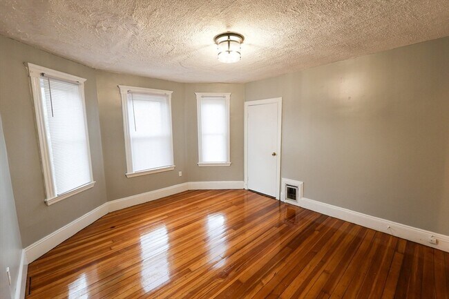 Building Photo - 4 Standard St