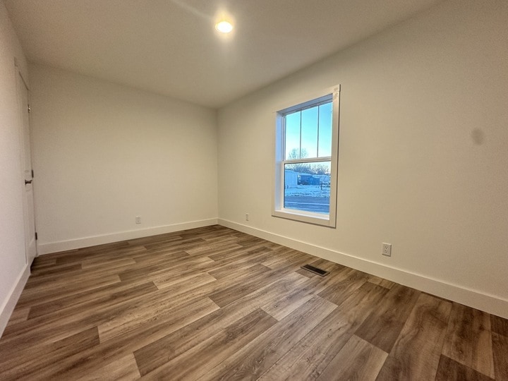 Building Photo - 15 Hartland St N