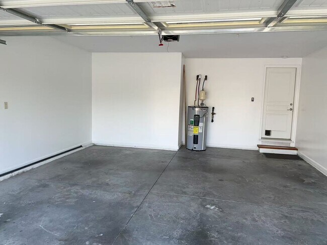 Building Photo - 4beds3bath House for rent