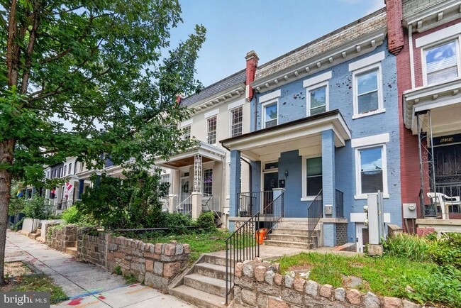 Building Photo - 635 Kenyon St NW