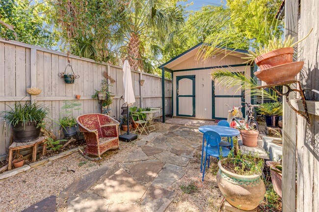 Building Photo - 1001 Bomar St