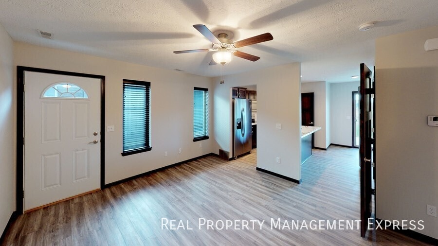 Building Photo - 3 Bedroom 1.5 Bathroom Townhome w/ Double Stall Attached Garage on the West side of Sioux Falls