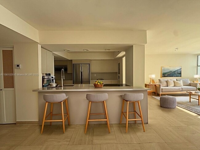 Building Photo - 1420 Brickell Bay Dr