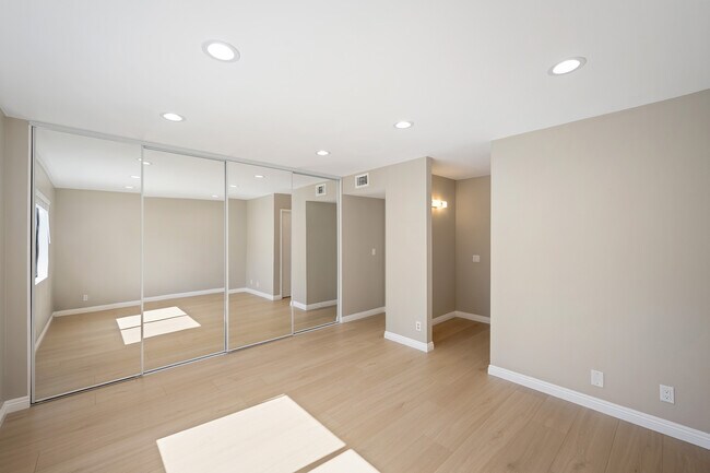 Building Photo - 10574 Sunland Blvd