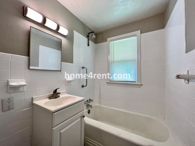 Building Photo - Cozy Ranch Style Home in KCMO w/ Wood Floors and a Fenced in Yard!