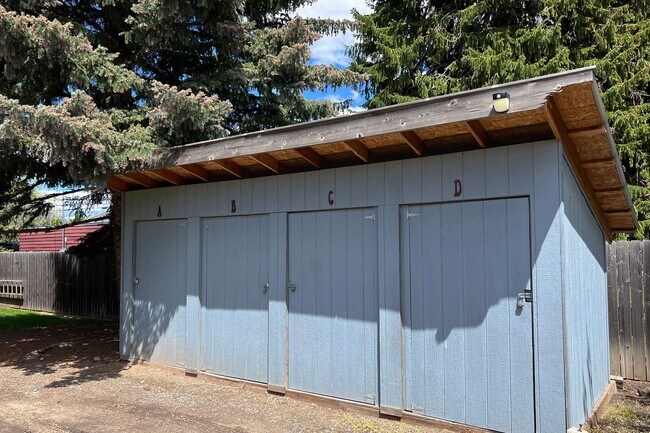 Building Photo - Fantastic location! 2 Bed, 2 Ba Unit with off street parking