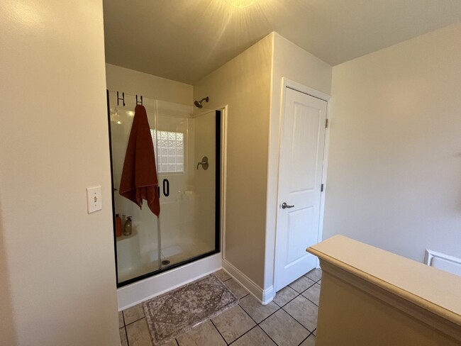 Building Photo - "Spacious 3-Bedroom Haven with 2 Full Bath...