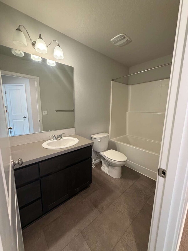 Building Photo - 3 Bedroom / 2.5 Bathroom Townhome - Near Bethany & PCC
