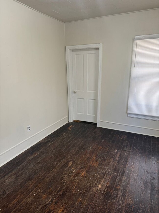 Building Photo - 3 bedroom, 1 bath, 3 story half double house