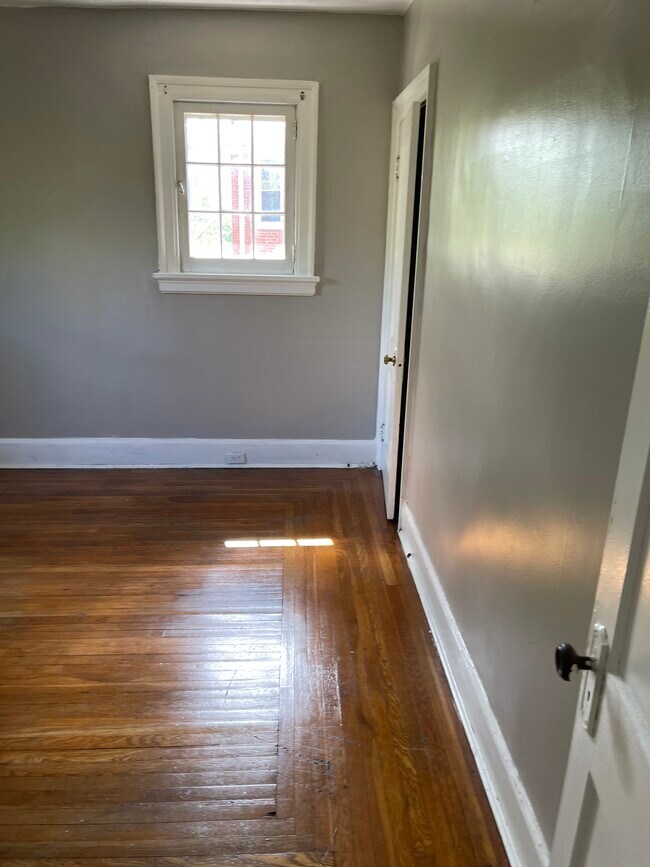 Building Photo - 5 E Mitchell Ave