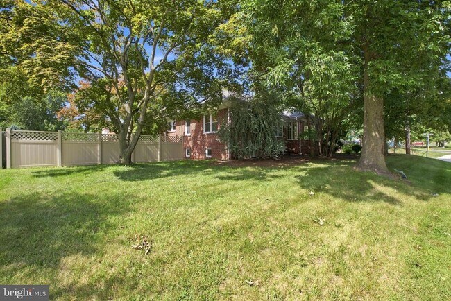 Building Photo - 133 Warrenville Rd