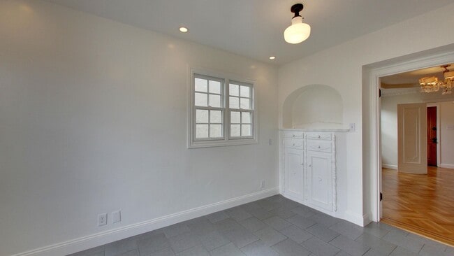 Building Photo - Lakeside 3 Bedroom / 3 Bathroom Single Fam...